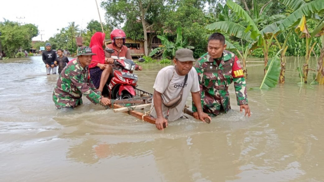 Banjir rob di Kabupaten Pinrang, Sulawesi Selatan.