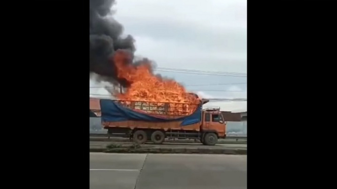 Truk Bermuatan Springbed Terbakar dan Tetap Melaju