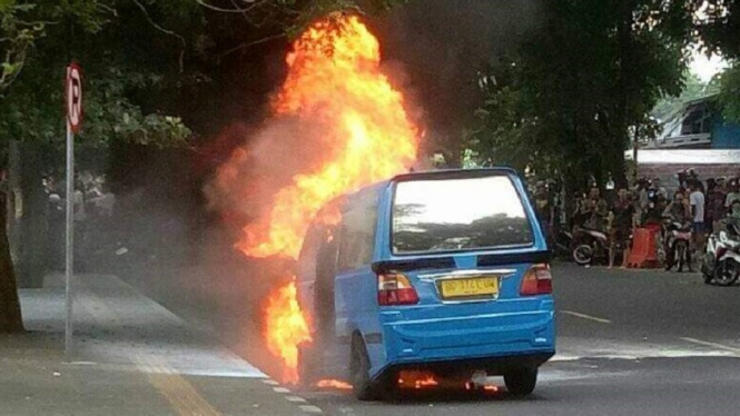 Diduga Korsleting Listrik, Mobil Angkot Hangus terbakar