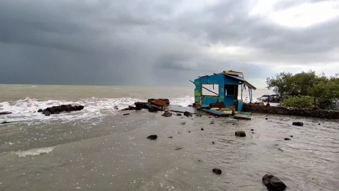 Lokasi Wisata Pantai Hancur Diterjang Ombak dan Angin Kencang