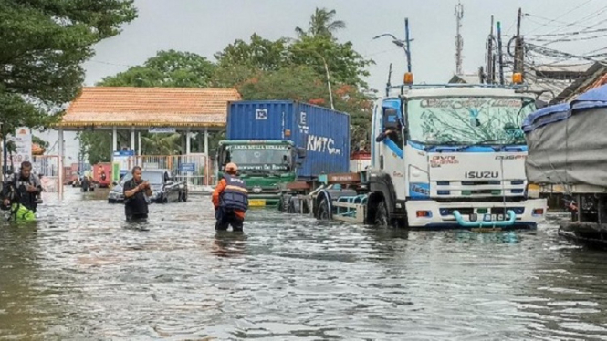 Video Penampakan Banjir Kepung Jakarta Utara Sambut Tahun 2023