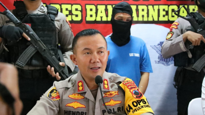 Kapolres Banjarnegara AKBP Hendri Yulianto dan tersangka.