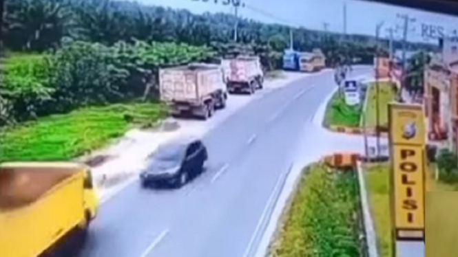 Video Detik-detik Kecelakaan di Lintas Asahan yang Terekam CCTV