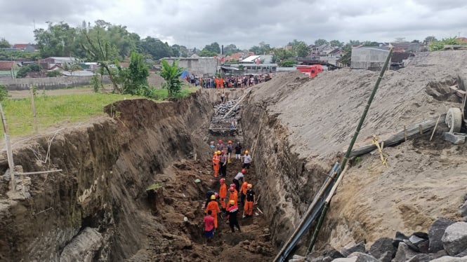 Satu Orang Tewas saat Longsor Menimbun 4 Pekerja Proyek Perumahan