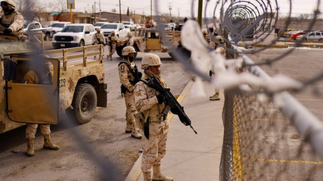 Tentara berjaga di penjara Juarez Meksiko pasca penyerangan.