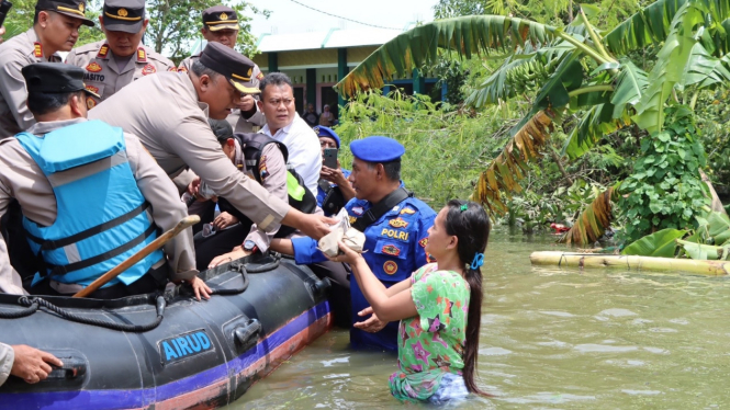 Polres Demak bantu korban banjir di wilayahnya.