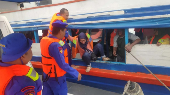 Proses evakuasi penumpang KM Raksasa di Pulau Seribu.