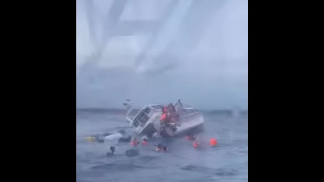Speed Boat Pembawa Wisatawan Pecah Dihantam Gelombang di Bali