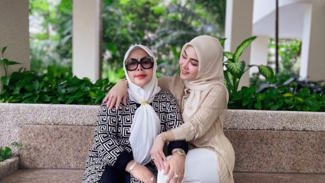 Syahrini dan ibunda