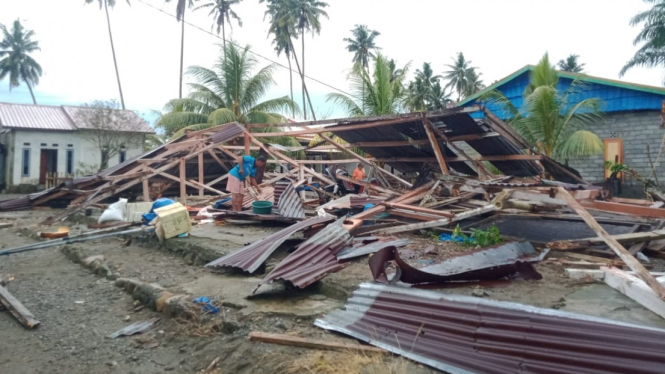 Rumah rusak akibat angin kencang di Mamuju, Sulawesi Barat.