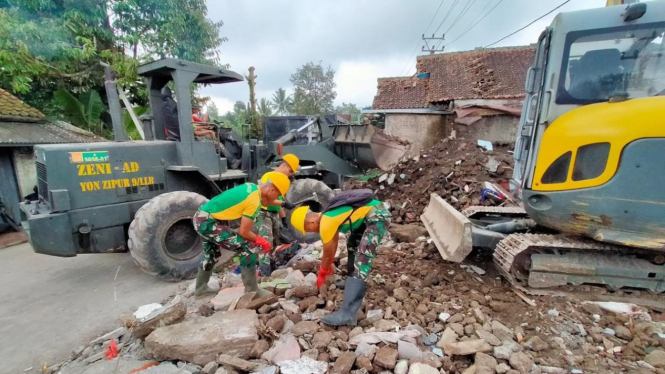 Prajurit Kostrad bantu pembersihan sisa material akibat gempa Cianjur.
