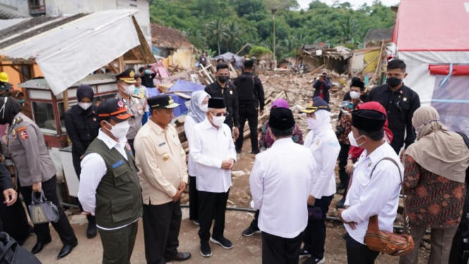 Wapres dan Kepala BNPB tinjau lokasi bencana akibat gempa Cianjur.