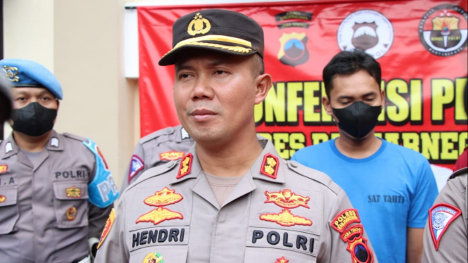 Kapolres Banjarnegara AKBP Hendri Yulianto dan tersangka.
