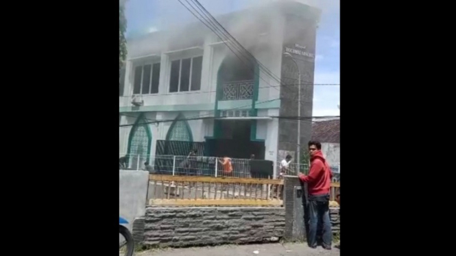 Heboh Kubah Masjid di Surabaya Keluarkan Asap Hitam Tebal