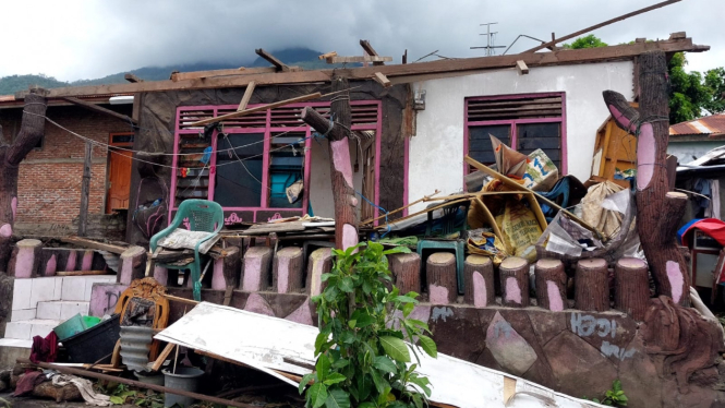 Kerusakan rumah akibat angin kencang di Gowa Sulawesi Selatan.