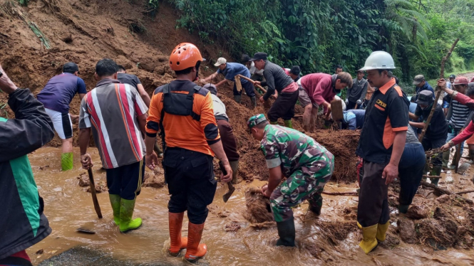 Tebing Setinggi 40 Meter Longsor Tutup Akses Jalan 3 Desa