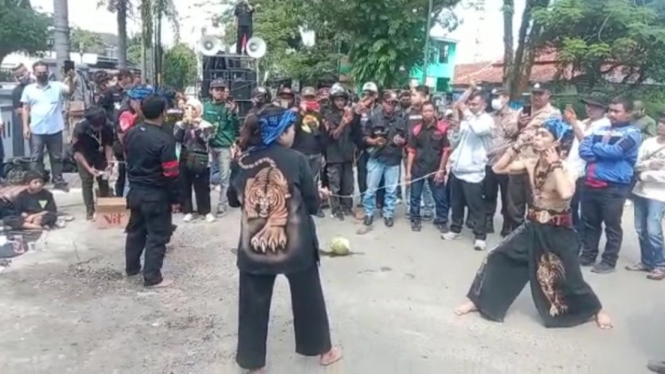 Aksi Debus Warnai Unjuk Rasa di Persidangan Mantan Ketua DPRD Jabar