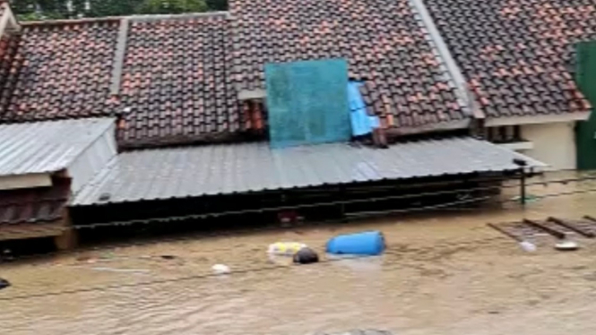 Histeris Warga Perum Dinas Indah Semarang saat Diterjang Banjir