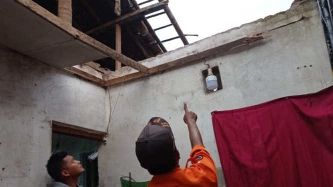 Rumah rusak akibat angin kencang di Jember, Jawa Timur.