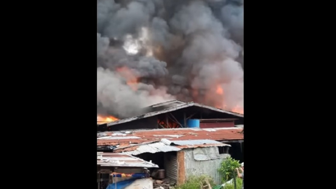Video Kebakaran Hebat Lumat 173 Kios di Pasar Abepura