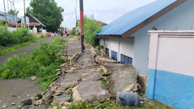 Tembok runtuh akibat gempa di Kepulauan Tanimbar, Maluku.