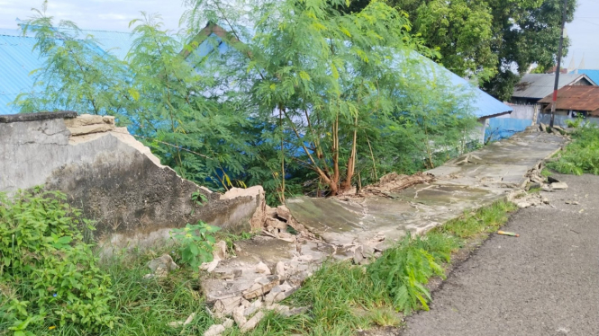 Tembok roboh akibat gempa di Kepulauan Tanimbar, Maluku.