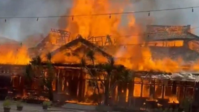 Video Detik-detik Kebakaran Hebat Menimpa Rumah Makan
