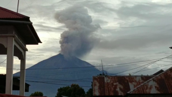 Gunung Kerinci Kembali Erupsi, Ketinggian Abu 1.200 Meter