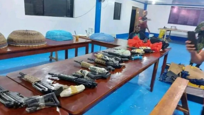 12 pucuk senpi ilegal yang disita dari WNI Anton Gobay di Filipina.