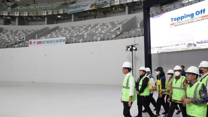 Presiden Jokowi saat toping off  Indoor Multifunction Arena