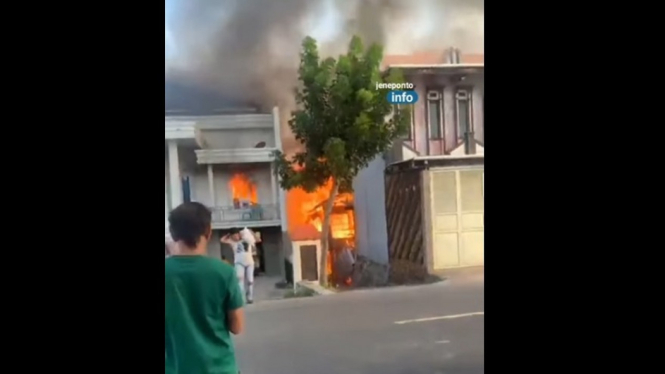 Video Detik-Detik Rumah Mewah Terbakar Hebat, 1 Orang Tewas