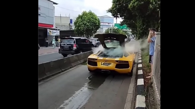 Mobil Mewah Lamborghini Aventador Mogok dan Keluarkan Asap