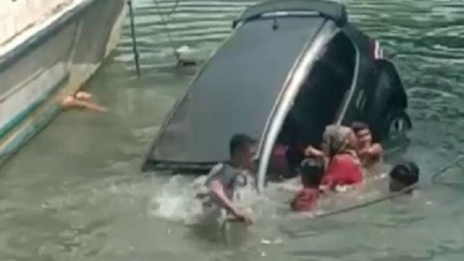 Mobil Terjun ke Laut, Evakuasi Penumpang Berlangsung Dramatis