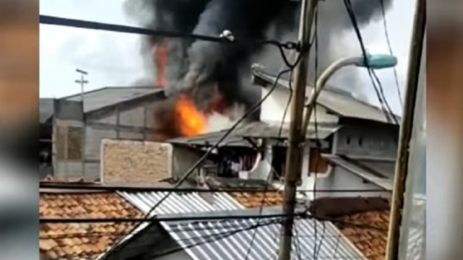 Detik-detik Kebakaran Menimpa 9 Rumah di Bidara Cina, Jakarta Timur