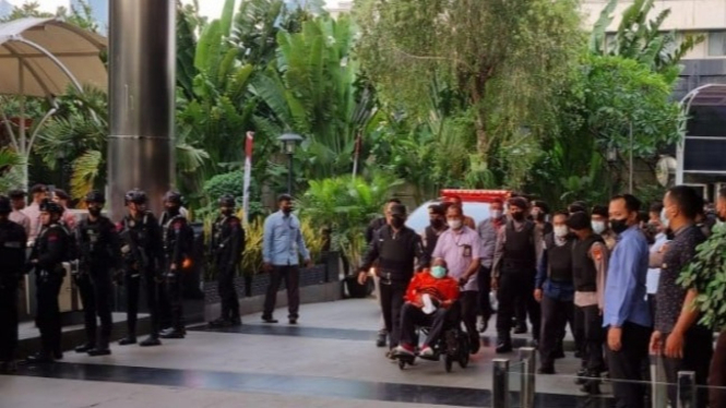 Gubernur Papua nonaktif Lukas Enembe tiba di Gedung KPK.