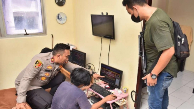 Polisi gerebek judi online di apartemen kawasan Jakarta Barat.