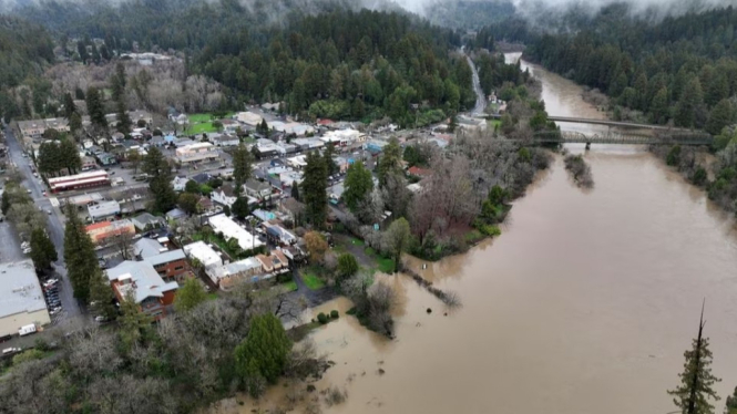 Badai disertai hujan menyebabkan luapan sungai di California AS.