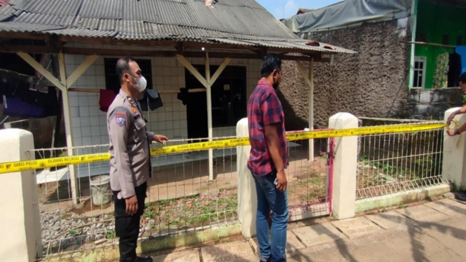 Polisi pasag garis polisi di TKP sekeluarga keracunan Bekasi.