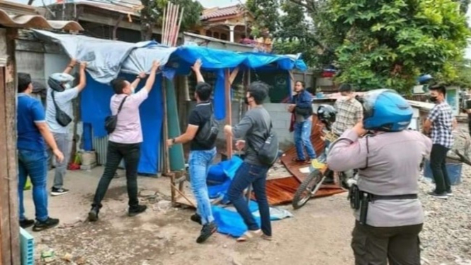 Polisi melakukan penggerebekan di Kampung Bahari, Jakarta Utara.