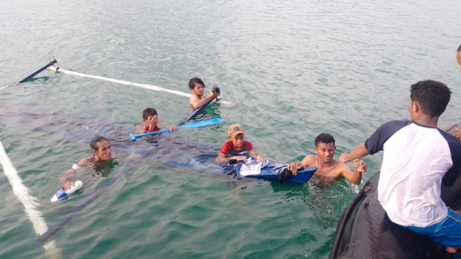 Perahu Terbalik, 6 Pemuda Nyaris Tenggelam Ditolong Petugas Polairud