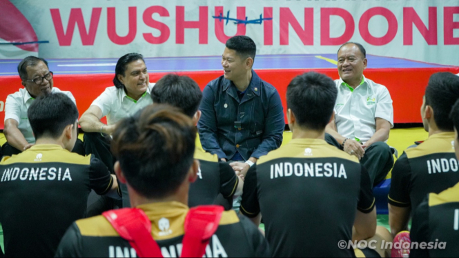 Presiden NOC Indonesia Raja Sapta oktohari Dengan  Atlet wushu