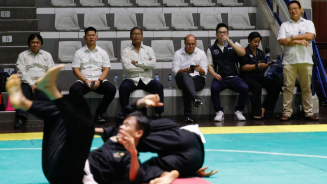 Raja Sapta Oktohari menyaksikan atlet pencak silat Indonesia & Kamboja