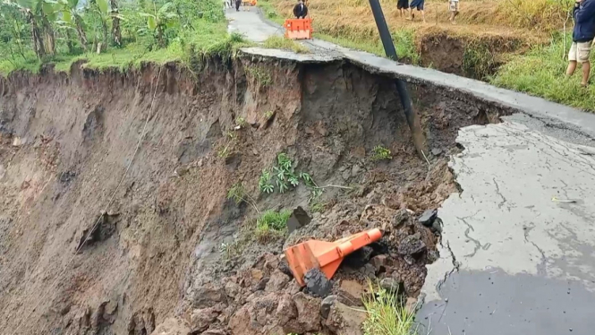Akibat Diguyur Hujan Deras, Jalan Kabupaten Longsor Tak Bisa Dilalui