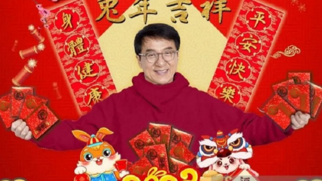 Saat Aktor Laga Jackie Chan Bagi Bagi Angpao untuk Warganet
