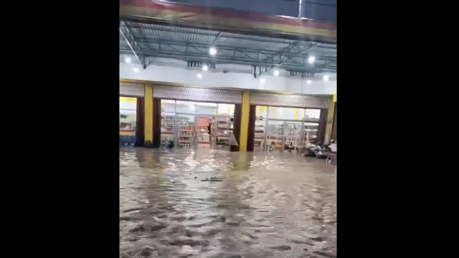 Video Penampakan Banjir Rendam  Jalan Lintas Lubuk Alung - Padang
