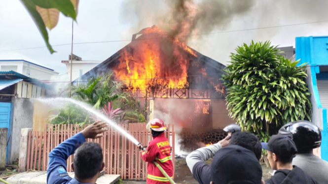 Kompor Meledak, Satu Unit Rumah Ludes Terbakar