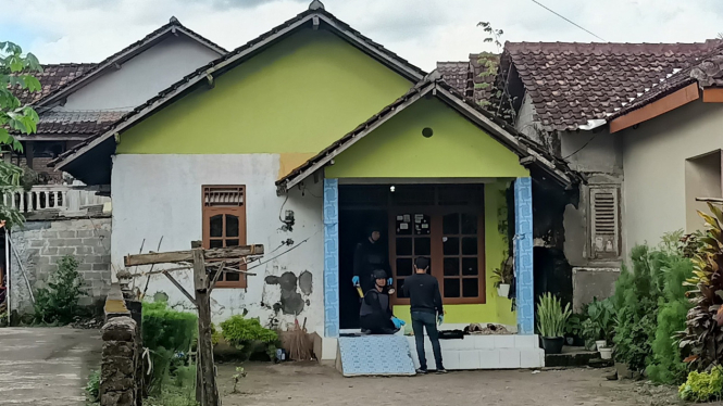 Tim Labfor Polda Jateng Temukan Serbuk Bahan Peledak di Rumah AW