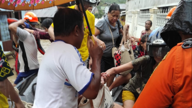 Evakuasi korban banjir di Kota Manado.