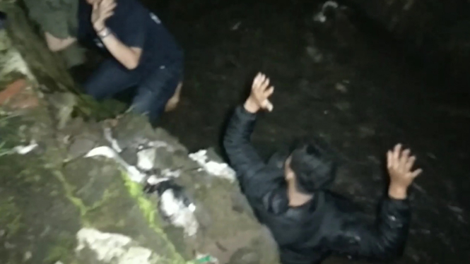 Polisi Grebek Muda Mudi Pesta Miras, Ada yang Sembunyi di Selokan