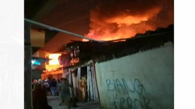 Kebakaran terjadi pada sebuah rumah di Warakas Jakarta Utara.